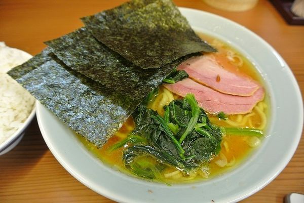 「ラーメン 並700円　硬め　ライス並+半分」@家系らーめん 武将家 外伝の写真