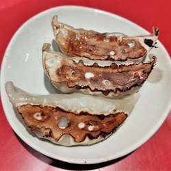 餃子(3個)　210円