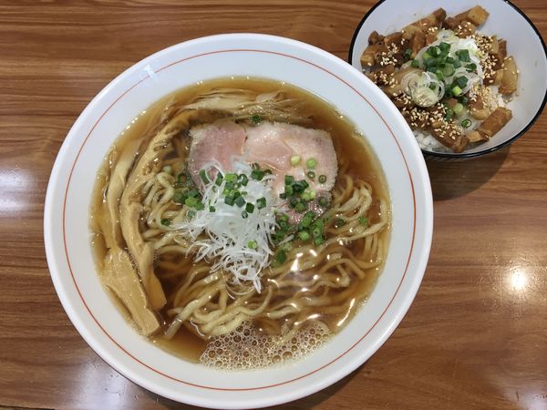 「煮干し醤油ら〜麺(大盛)＋ちゃーしゅーめし」@ら〜麺 安至の写真