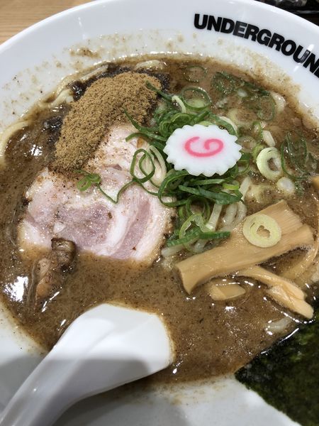 「ラーメン濃厚」@UNDER GROUND RAMEN 頑者 グランエミオ所沢店の写真