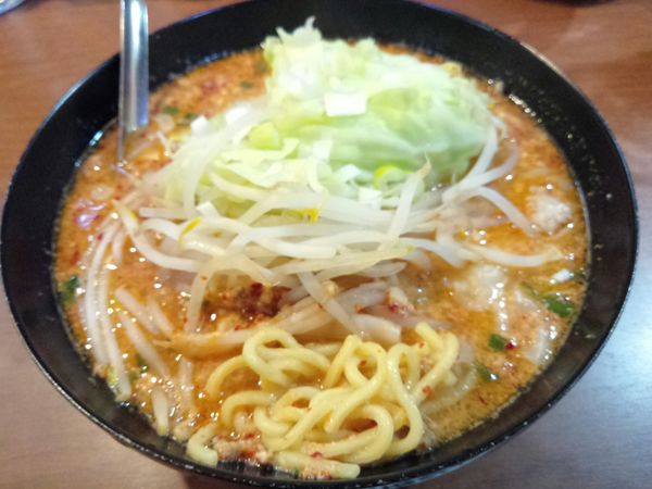 「辛ひき肉麺（味噌） ￥800・もやきゃべ ￥200」@歩家の写真