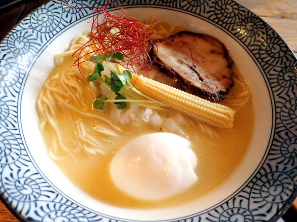 「らーめん＋塩味玉」@麺Dining 比内地鶏白湯らーめん 志道の写真