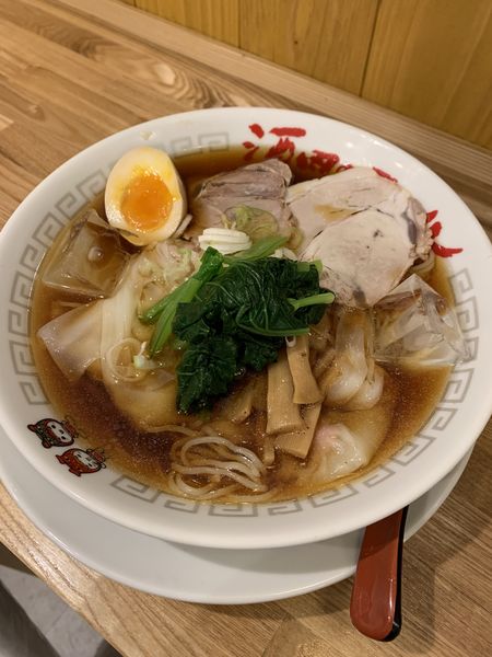 「冷やしワンタンメン 950円」@ワンタンメンの満月 三鷹店の写真