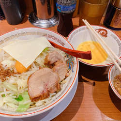 小汁なし＋豚カス油＋生卵＋とろけるチーズ