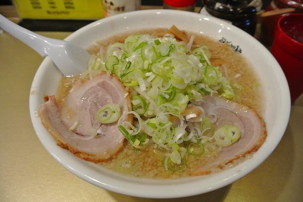 「しょうゆラーメン770円背脂少し多め/中盛無料」@超ごってり麺 ごっつ 秋葉原店の写真
