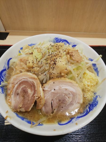 「ラーメン(200g)＋豚１枚 ヤサイ、ニンニク。アブラW」@ジャンクガレッジ イオン北戸田店の写真