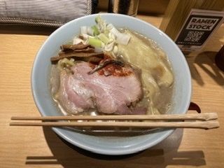 「ラーメン ¥870」@すごい煮干ラーメン凪 西新宿7丁目店の写真