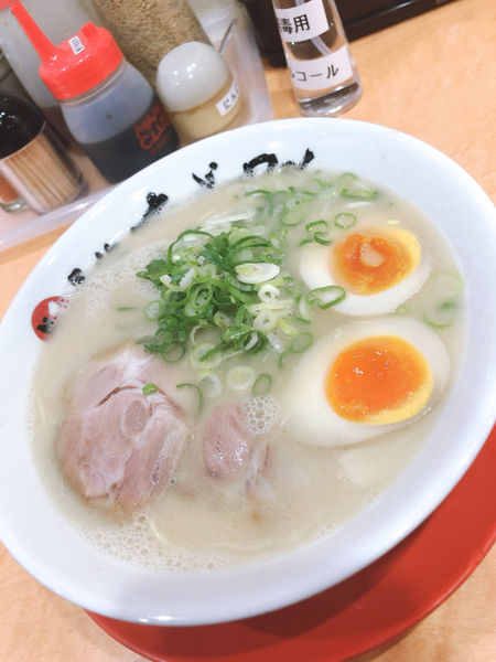 「煮卵ラーメン800円」@長浜ナンバーワン 博多デイトス店の写真