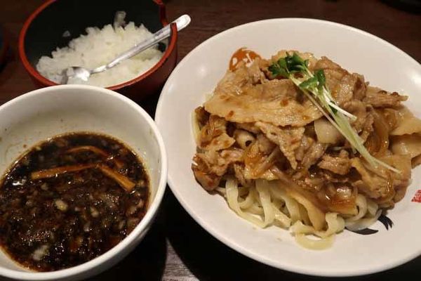 「肉盛りつけ麺並　830円＋無料の肉ちょい増し」@魁 肉盛りつけ麺 六代目けいすけの写真