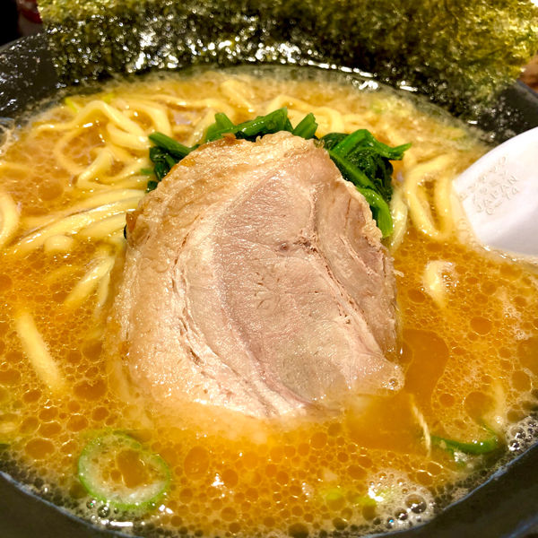 「醤油豚骨ラーメン」@横浜家系ラーメン 道玄家 アトレ新浦安店の写真