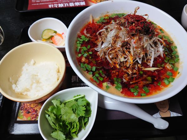 「汁あり担々麺(一口ライス付き)辛さ3痺れ3＋パクチー150円」@陳麻婆豆腐Maejimaの写真