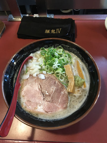 「豚骨ラーメン　800円」@らーめん 豚鬼の写真