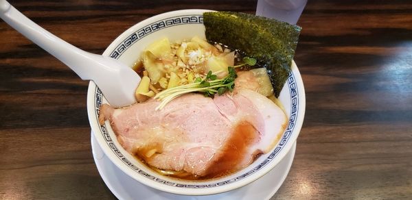 「醤油(太麺)+ワンタン」@稲荷屋の写真