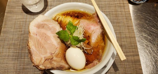 「豚醤油そば(中)　味玉トッピング」@成城青果の写真