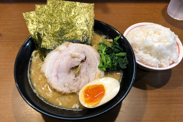 「ラーメン(醤油)750円+ライス50円」@歩家の写真