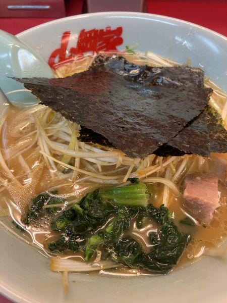 「醤油とんこつネギラーメン」@山岡家 平塚店の写真