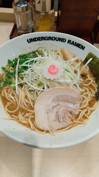 「ラーメン(濃厚)」@UNDERGROUND RAMEN 頑者 コクーンシティさいたま新都心店の写真