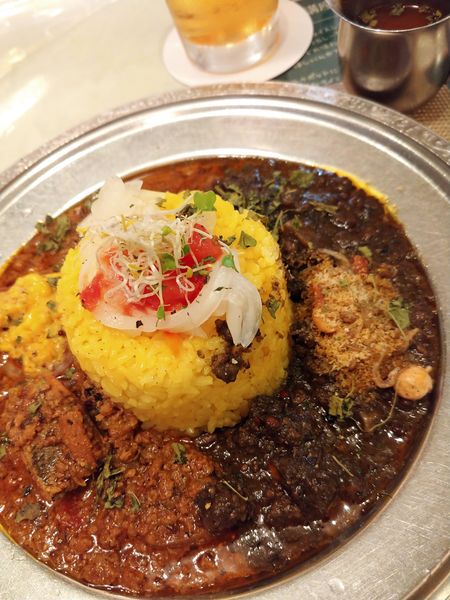 「あいがけカレー・秋鮭とキノコのハニーマスタード牛豚キーマクリ」@旧ヤム鐡道の写真