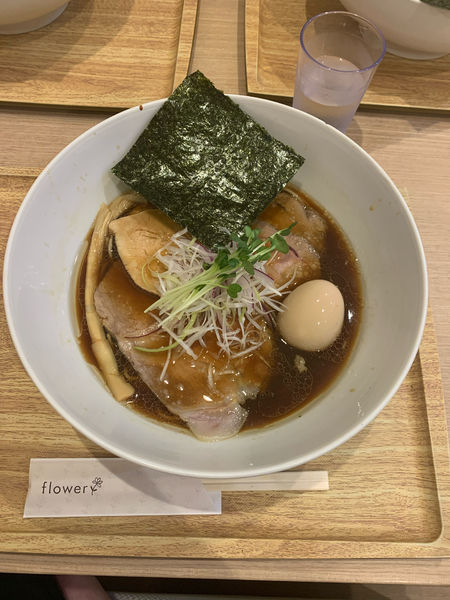 「特製A(肉多め)」@濃厚しょうゆラーメン 自家製麺 フラワーの写真