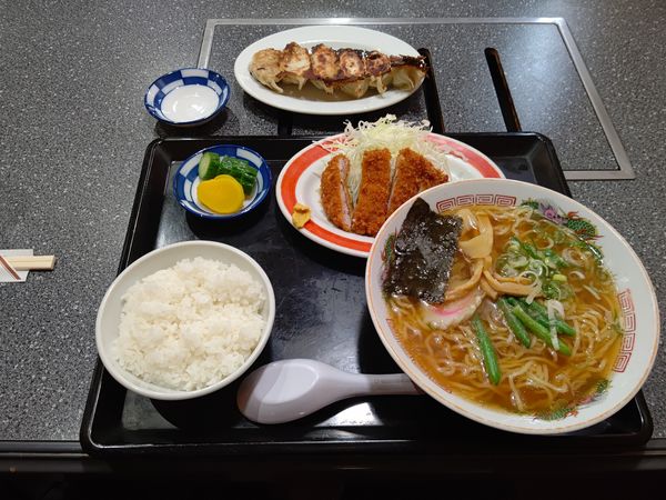 「煮かつセット(醤油ラーメン＋煮かつ)900円＋餃子500円」@食亭エイトの写真