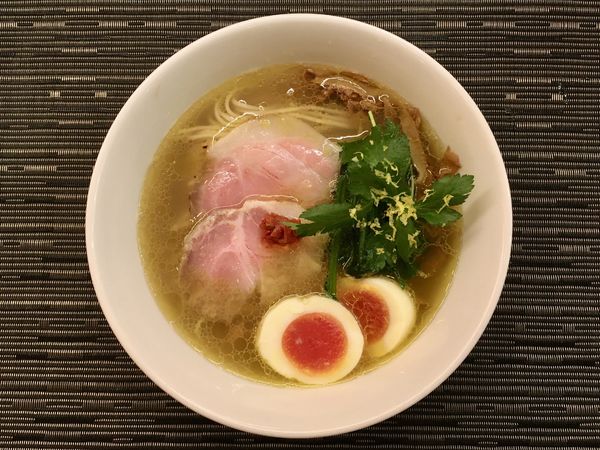 「エチゴビール ＋ ワイン → 奥能登の塩らぁめん 味玉のせ」@MENSHOの写真