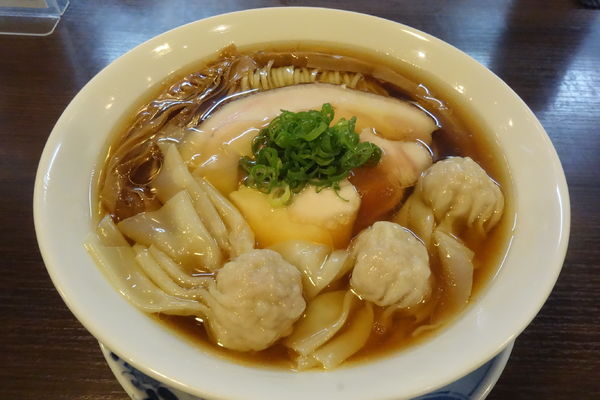 「醤油わんたん麺」@らぁ麺 紫陽花の写真