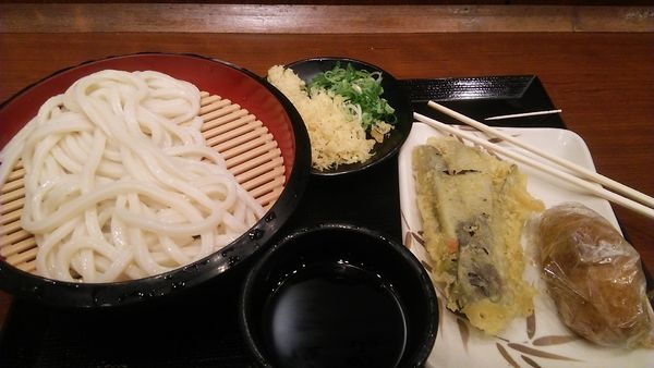 「ざる（並） 300円＋長なす天 130円＋いなり 110円」@丸亀製麺 小岩PoPo店の写真