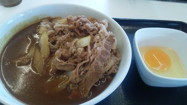 「肉だく牛カレー 598円（税抜）＋生玉子 65円（税抜）」@吉野家 尾久橋通り皿沼店の写真