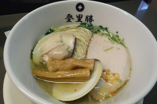 「はまぐりしおらーめん+焼きさば寿司」@らぁめん登里勝の写真