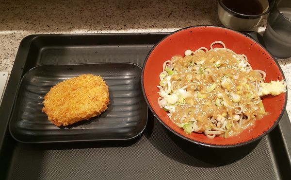 「ぶっかけねりごまそば+コロッケ」@名代 富士そば みずほ台店の写真