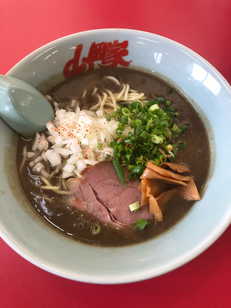「鬼煮干しラーメン　860円」@ラーメン山岡家 音羽蒲郡店の写真