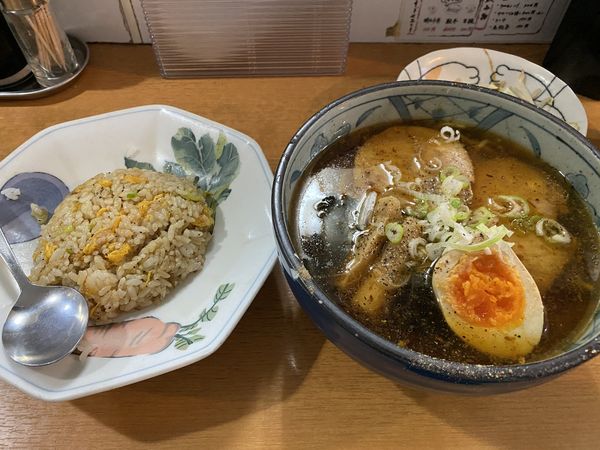 「醤油ラーメン ネギチャーハン」@焦がしねぎらーめん 葱次郎 大宮西口店の写真