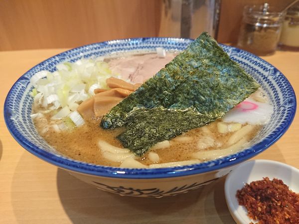 「中華そば(太麺)＋辛味」@くり山の写真