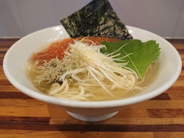 「じんわり煮干しとこぼれイクラの冷やし塩らーめん」@鮮魚らーめん 五ノ神水産の写真