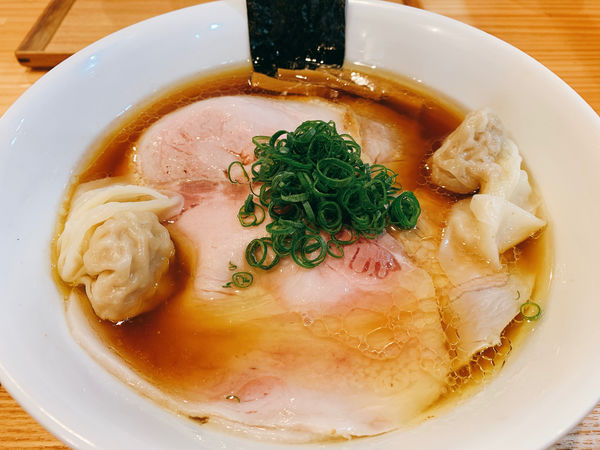 「わんたん入りしょうゆチャーシュー麺」@飯田商店 湯河原本店の写真