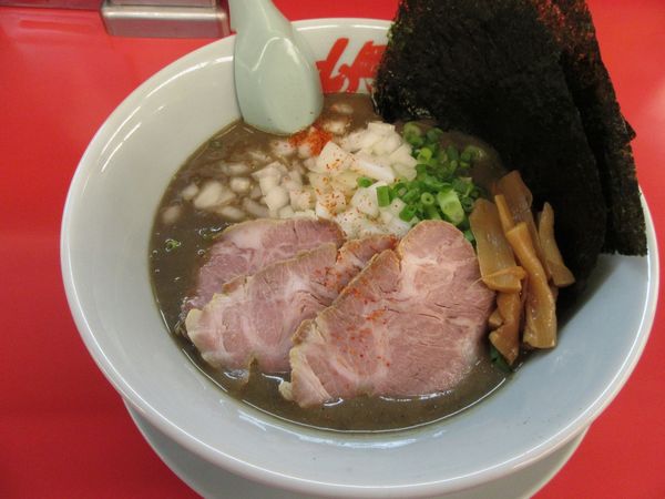 「限定　鬼煮干しラーメン（８６０円）＋海苔１２０円」@ラーメン山岡家 谷田部店の写真
