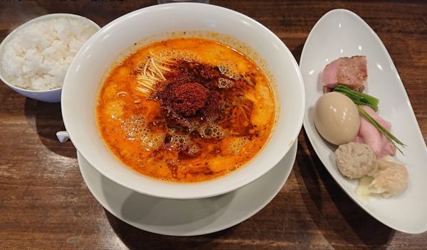 「麻辣担担麺+特製トッピング」@創作麺工房 鳴龍の写真