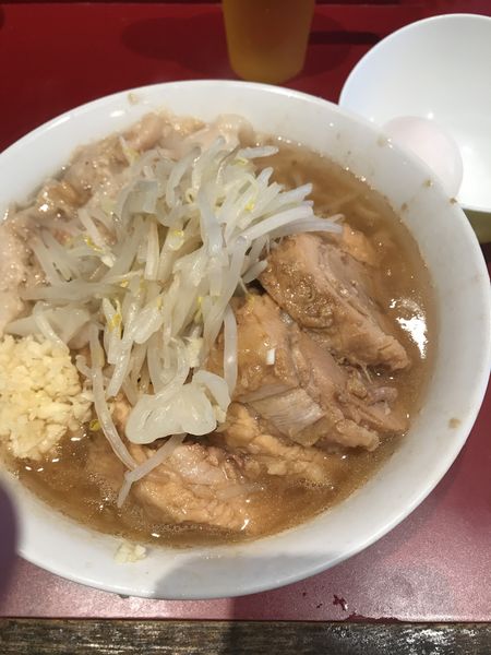 「小豚入り、少な目、ニンニク、アブラ、生卵」@ラーメン二郎 荻窪店の写真