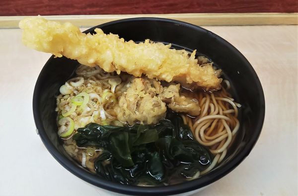 「イカ天舞茸天そば」@名代 箱根そば 秋葉原店の写真
