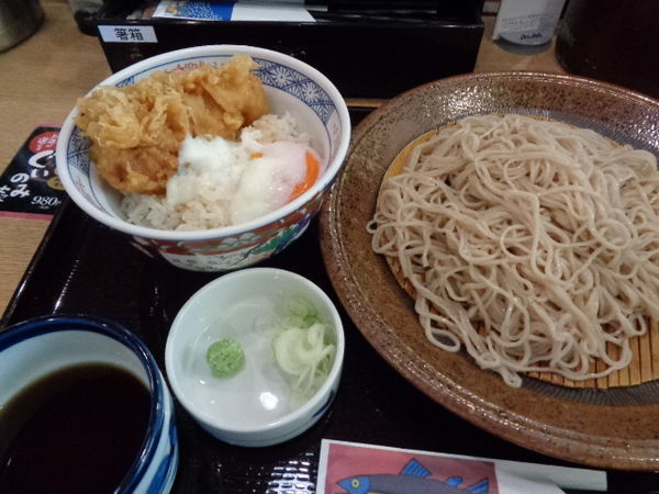 「まかない十割そばセット（とり天半熟たまご丼）770円」@十割そば会 福島西口本店の写真
