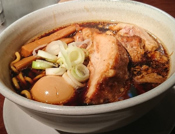 「らーめんmicro（焼豚2枚のせ）￥1200＋煮玉子￥55」@人類みな麺類 東京本店の写真