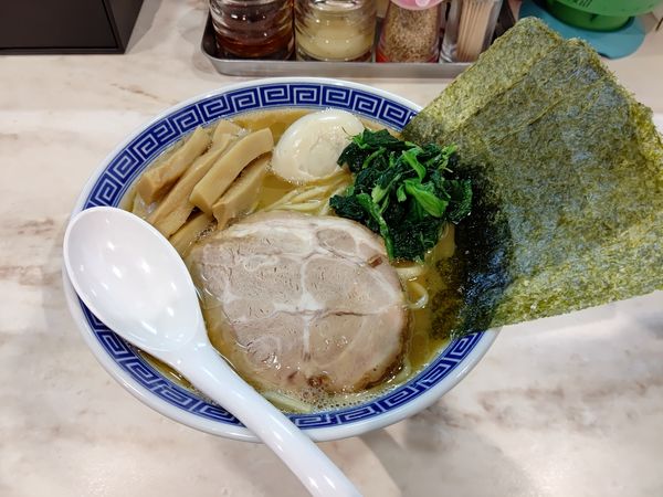 「ラーメン(中盛・250g)790円→500円＋味玉＋メンマ」@豚骨醤油家系ラーメン 達磨堂の写真