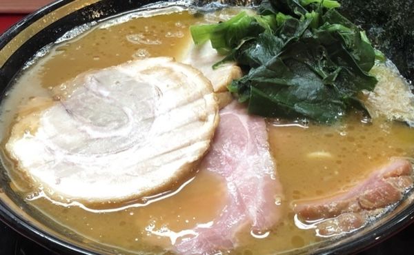 「豚バラと通常チャーシュー2枚づつ麺」@家系ラーメン とらきち家の写真