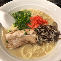 とんこつラーメン　790円