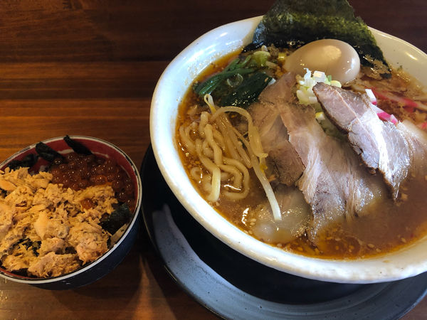 「【期間限定】鮭味噌ラーメンミニいくら丼付き990円」@らーめん・つけめん 八角の写真