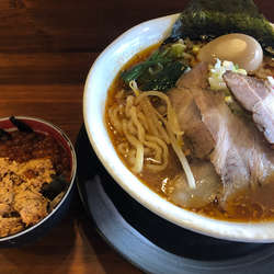 【期間限定】鮭味噌ラーメンミニいくら丼付き990円