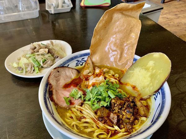 「タンドール・スパイスカレーラーメン 大盛 野菜炒め付」@ラーメン 達磨食堂の写真