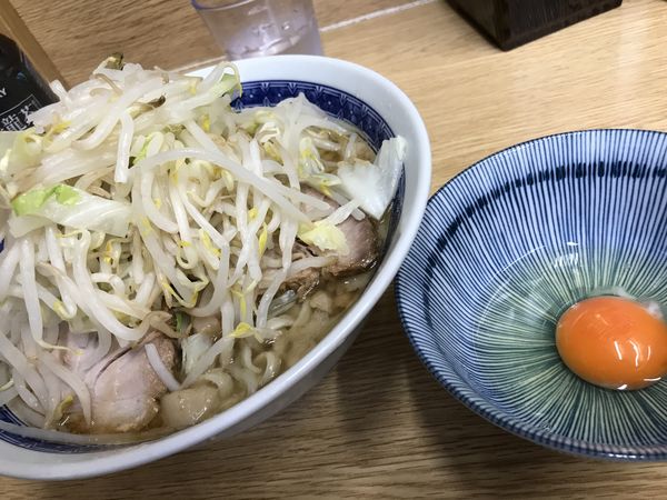「ラーメン＋生卵」@ラーメン二郎 栃木街道店の写真