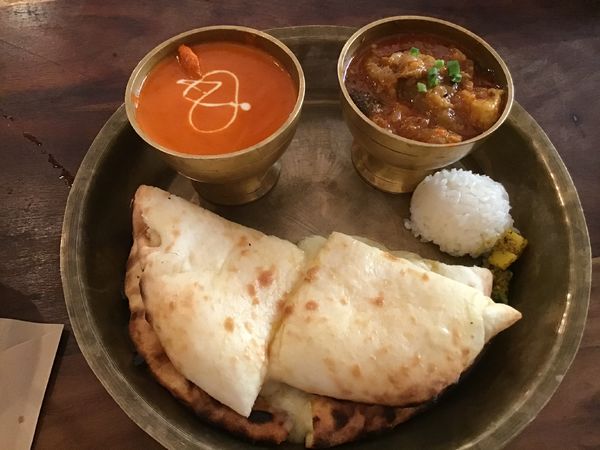 「本日のカレー2種＆チーズナン＆ラッシー1000円＋税」@asiandining&bar  khushiの写真