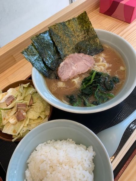 「ラーメン（並）600円 キャベチャー100円 無料ライス」@ラーメン見田家の写真